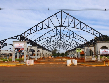 Rua Coberta ganha forma com a instalação da estrutura do telhado